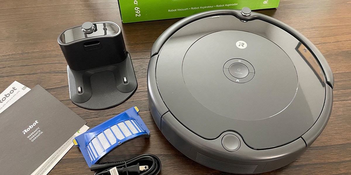 Roomba 692 next to product box and included accessories Roomba 692 next to product box and included accessories