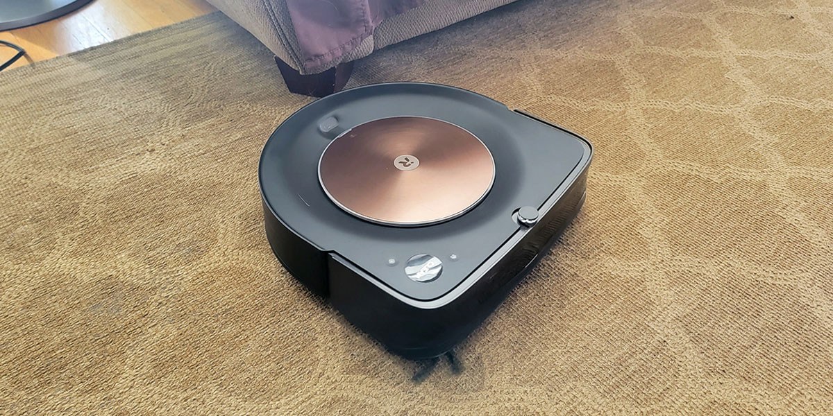 Roomba s9+ on carpet moving toward furniture
