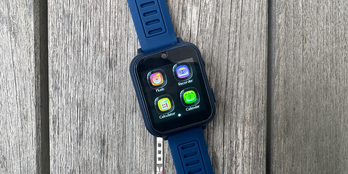 Phyulls Smartwatch with blue band on wooden background